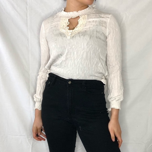 Women’s White Cream Babydoll Keyhole Blouse Top Size Small - Picture 2 of 4